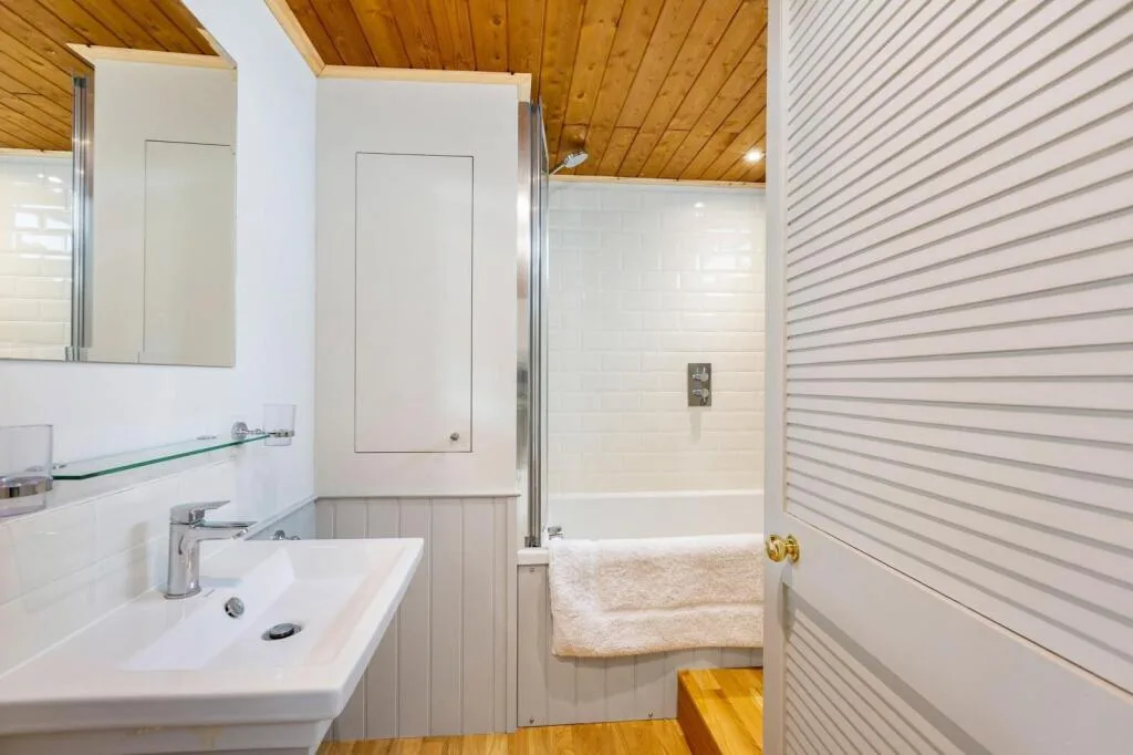 2 bedroom house boat for rent