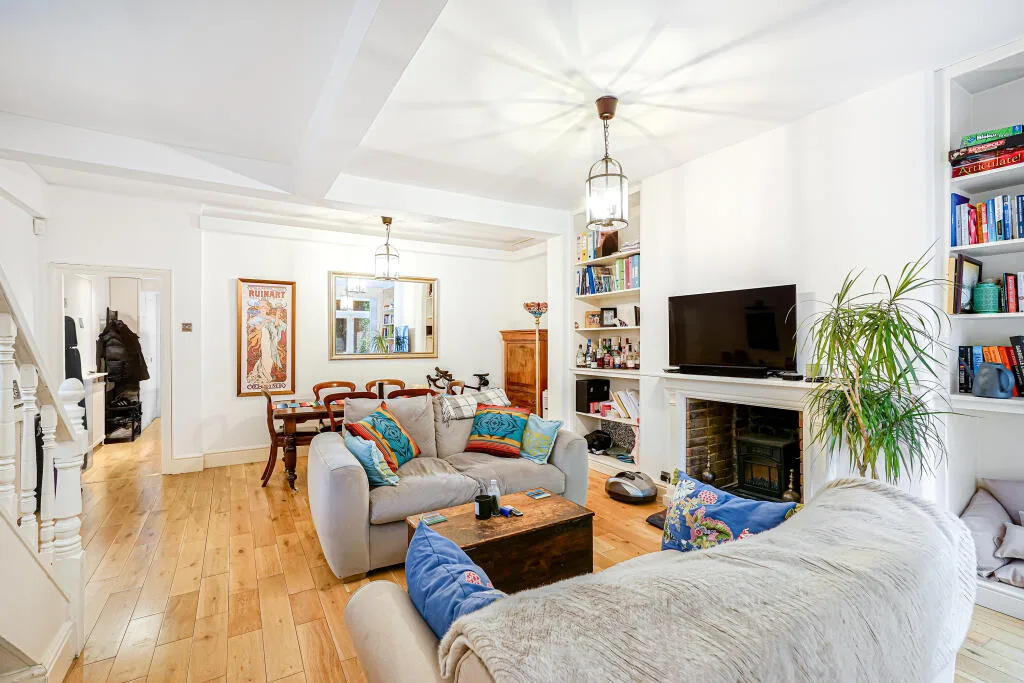 3 bedroom maisonette for rent