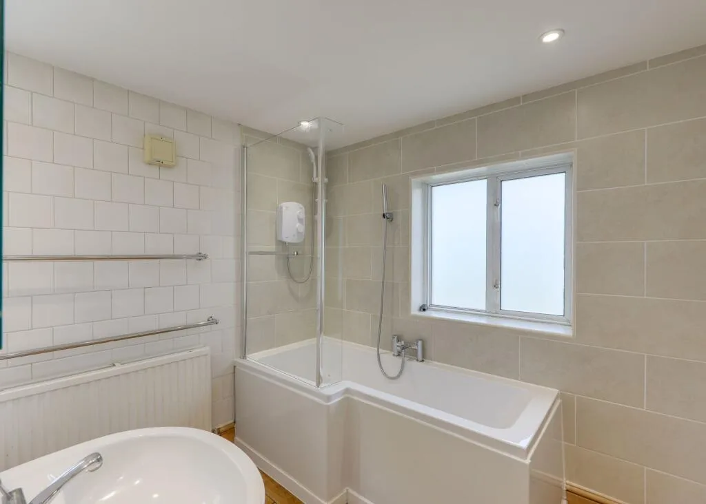 3 bedroom semi-detached house for rent