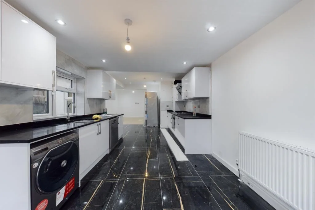 3 bedroom semi-detached house for rent