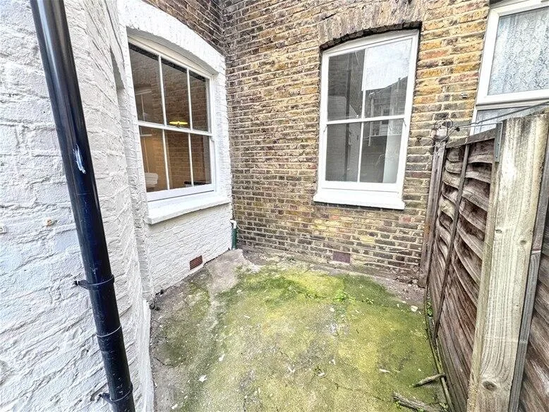 2 bedroom maisonette for rent