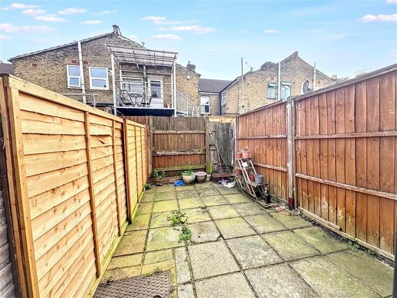 2 bedroom maisonette for rent
