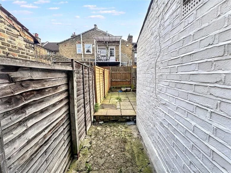 2 bedroom maisonette for rent