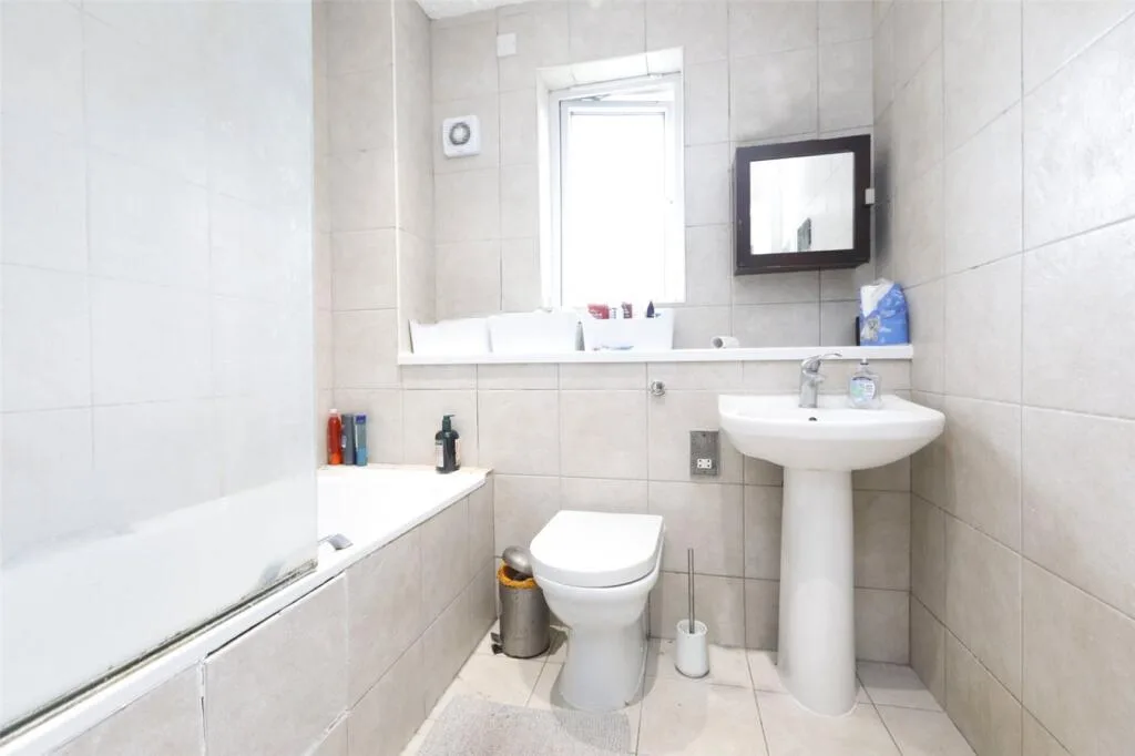 3 bedroom semi-detached house for rent