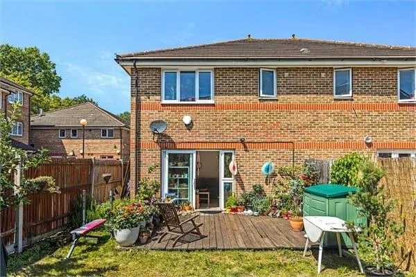 3 bedroom semi-detached house for rent