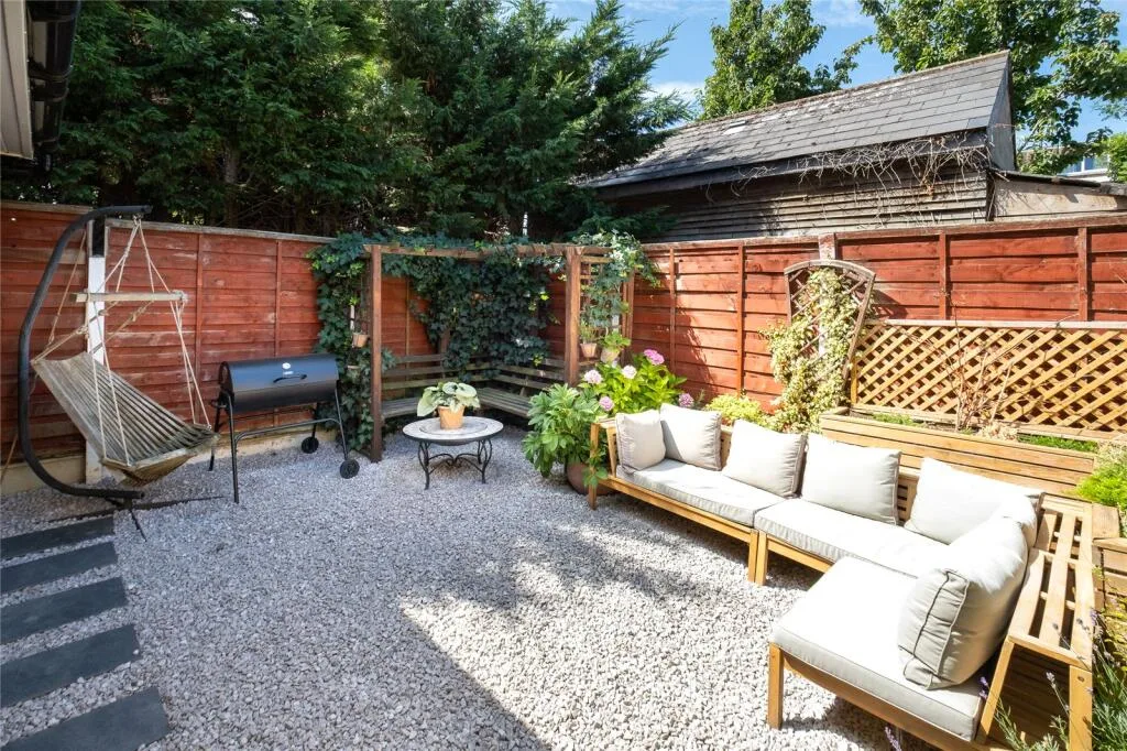 1 bedroom maisonette for rent