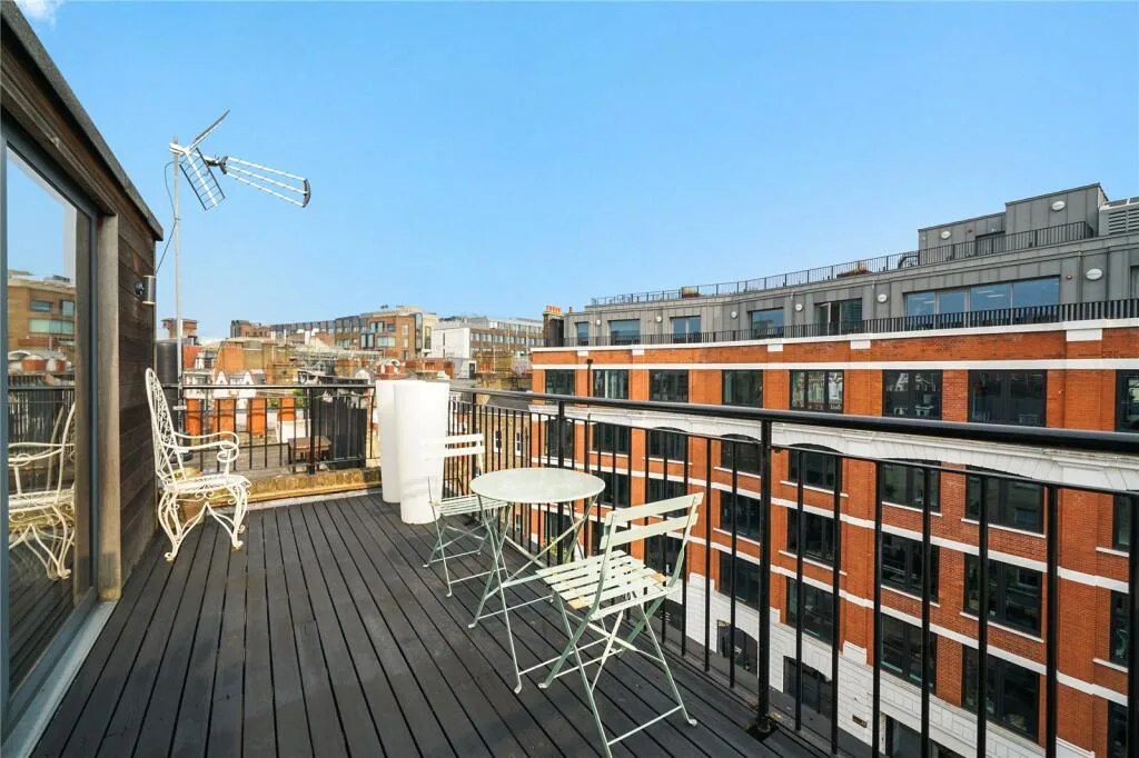2 bedroom maisonette for rent