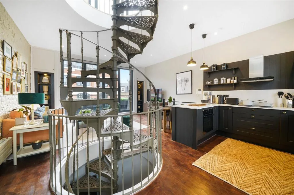 2 bedroom maisonette for rent