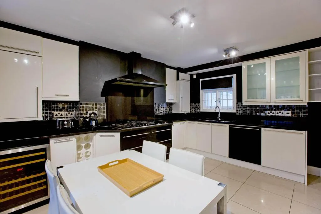 4 bedroom semi-detached house for rent