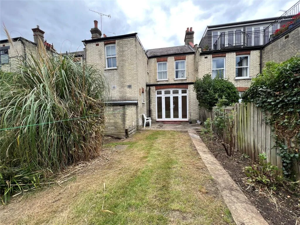 2 bedroom maisonette for rent