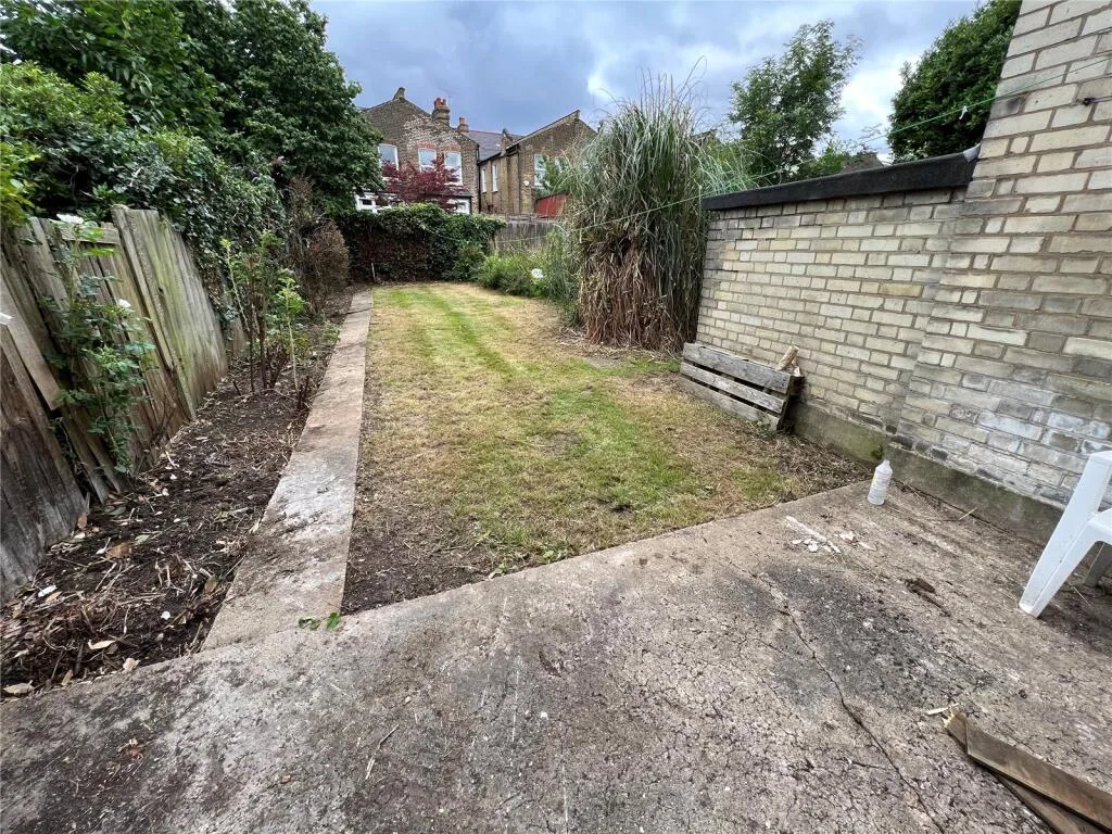 2 bedroom maisonette for rent