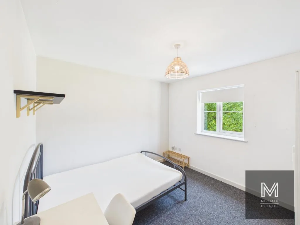 6 bedroom semi-detached house for rent