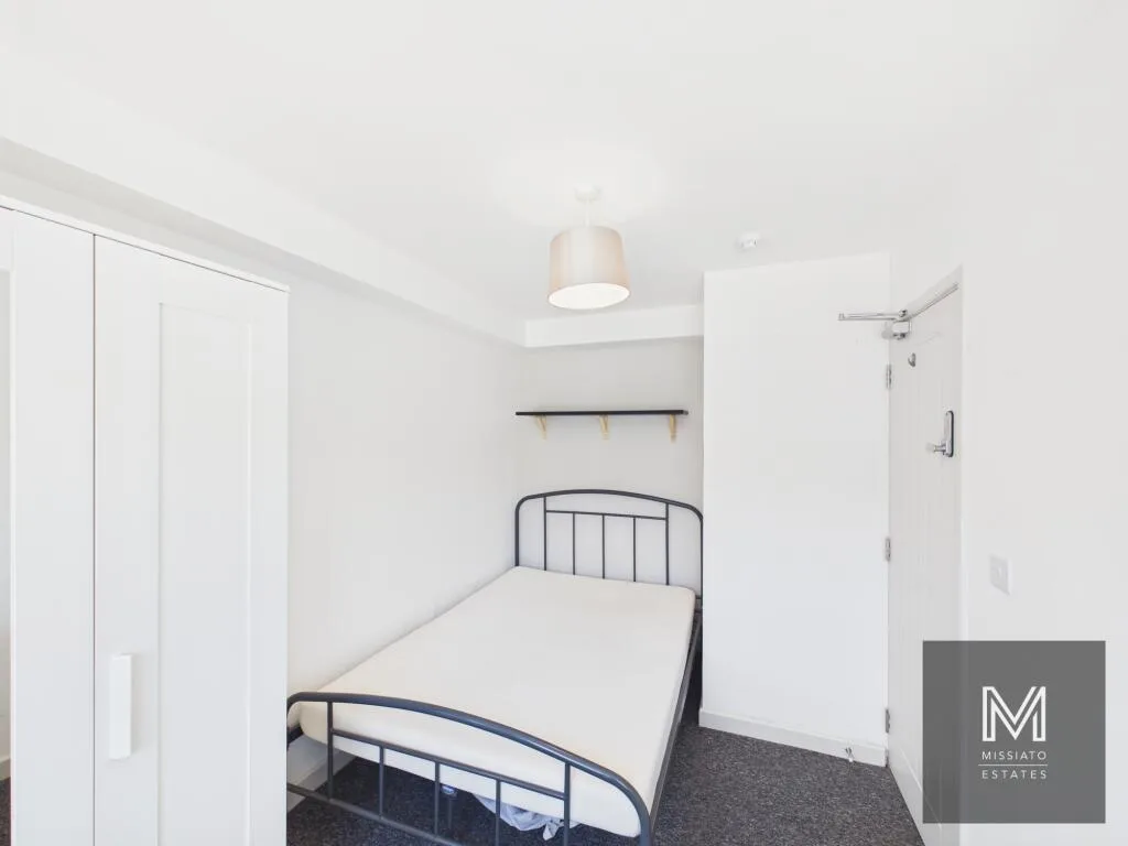 6 bedroom semi-detached house for rent