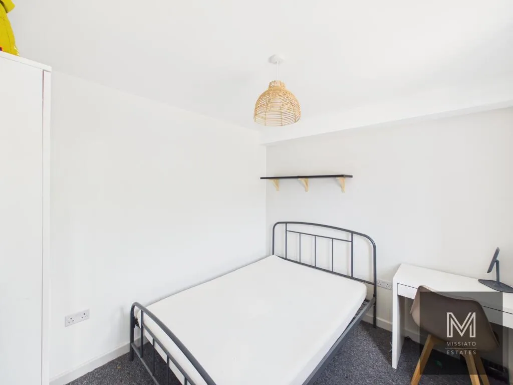 6 bedroom semi-detached house for rent