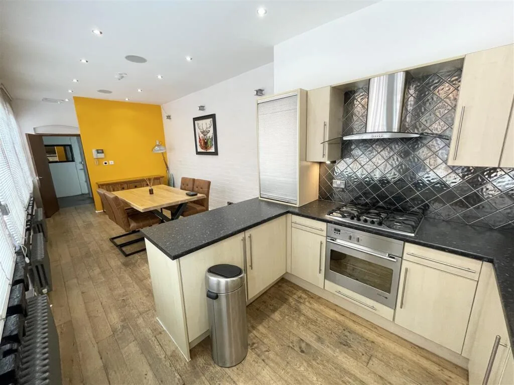 2 bedroom town house for rent