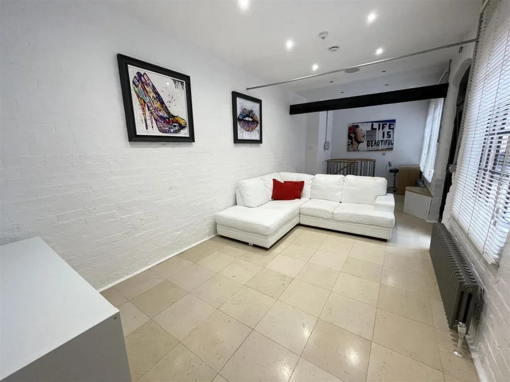 2 bedroom town house for rent