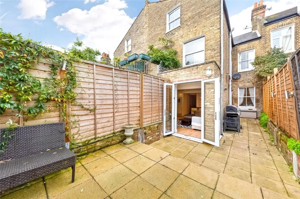 2 bedroom maisonette for rent