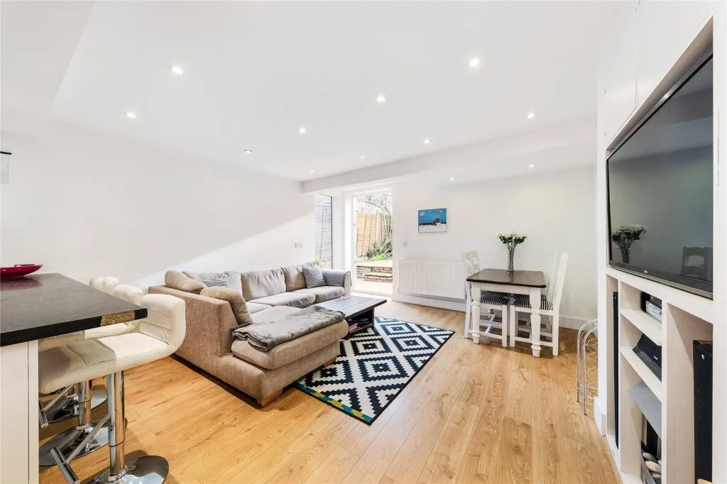 2 bedroom maisonette for rent