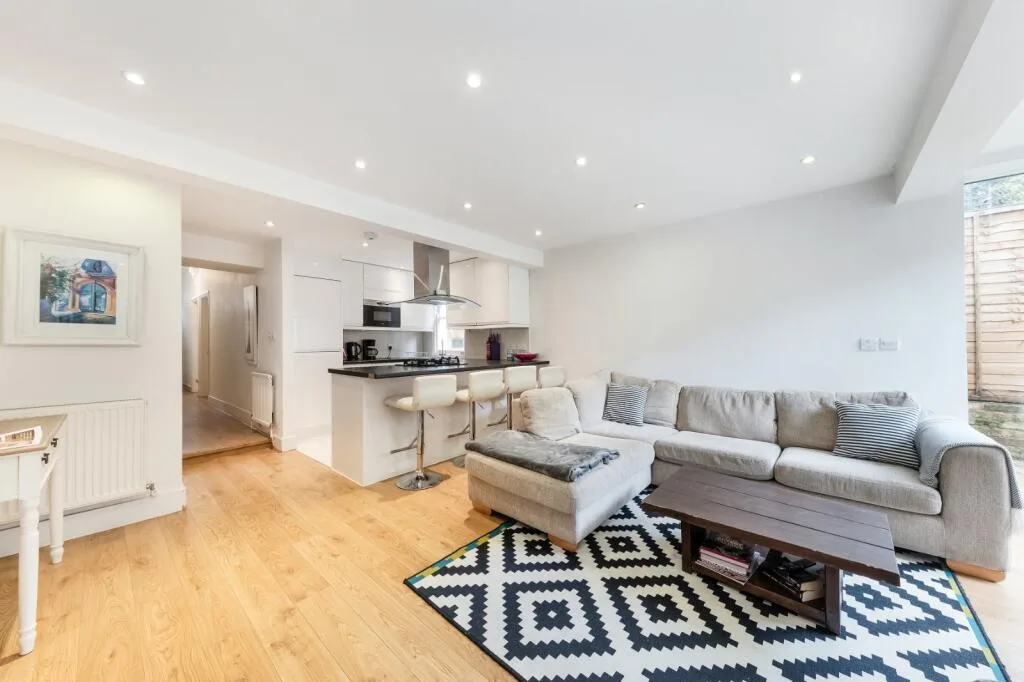 2 bedroom maisonette for rent