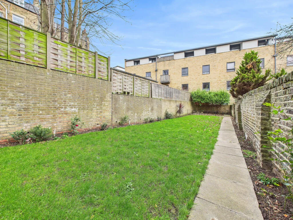 2 bedroom maisonette for rent