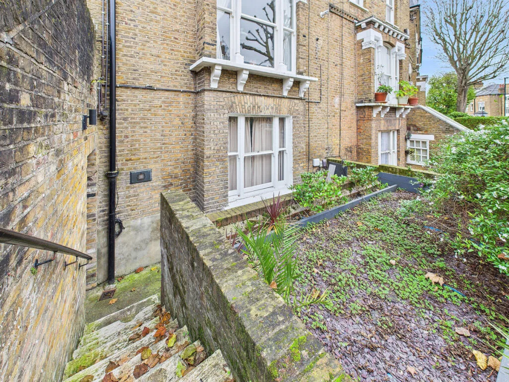 2 bedroom maisonette for rent