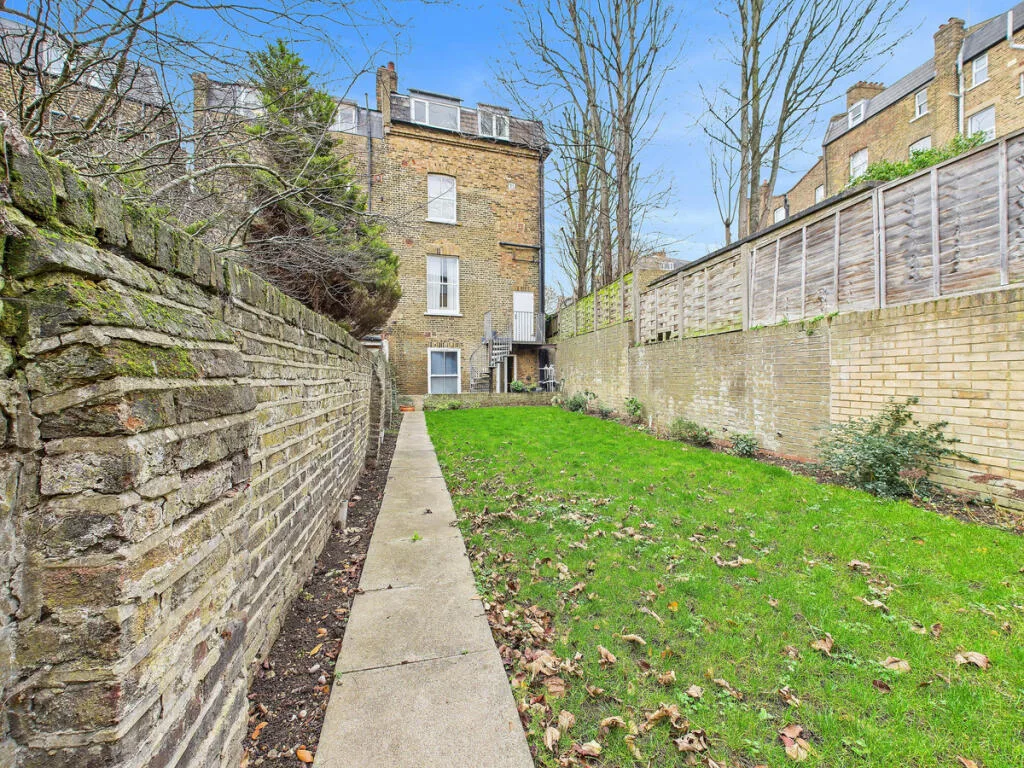 2 bedroom maisonette for rent