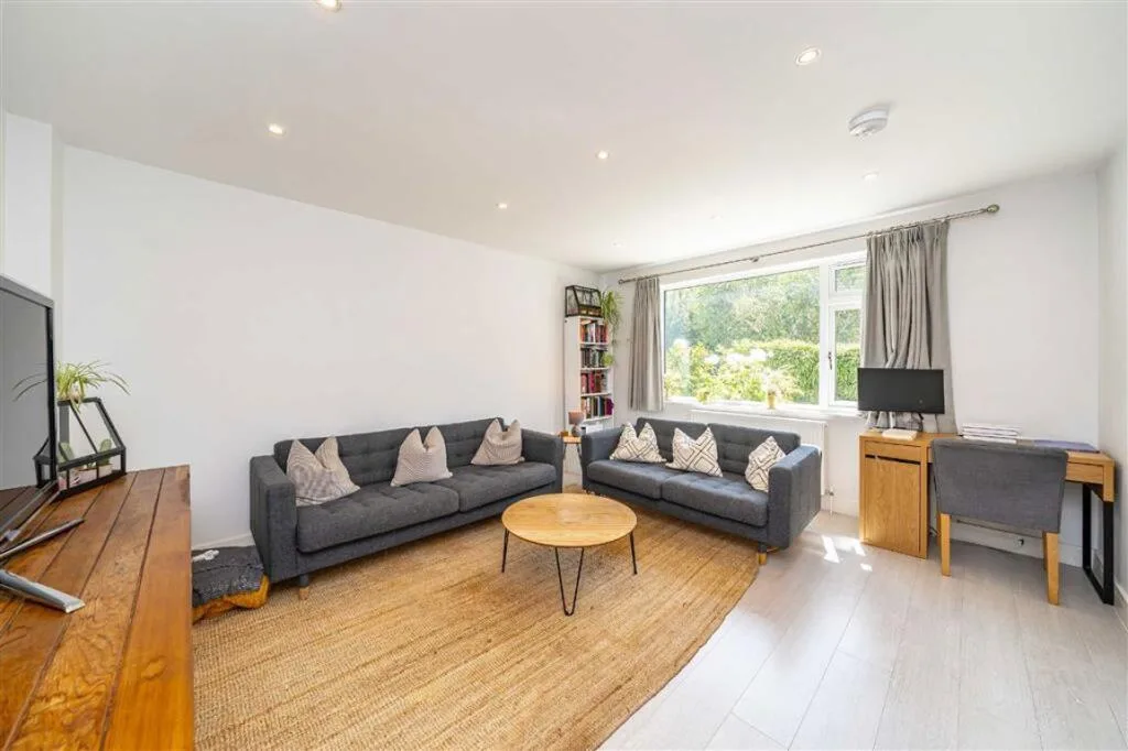 3 bedroom end of terrace house for rent