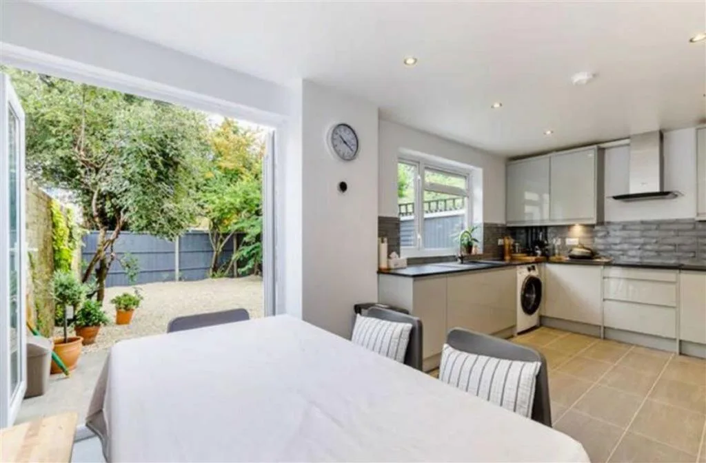 3 bedroom end of terrace house for rent
