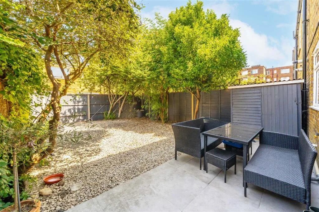 3 bedroom end of terrace house for rent