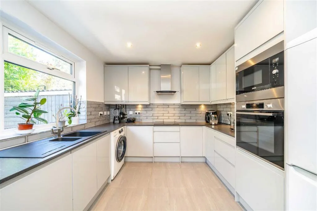 3 bedroom end of terrace house for rent