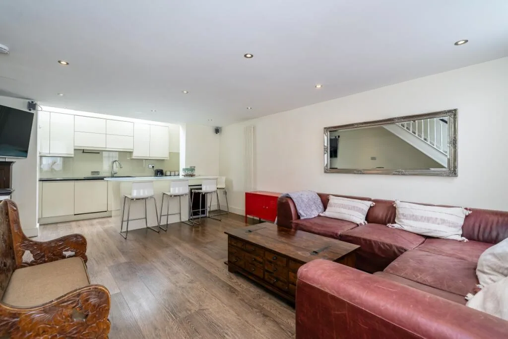 2 bedroom mews property for rent