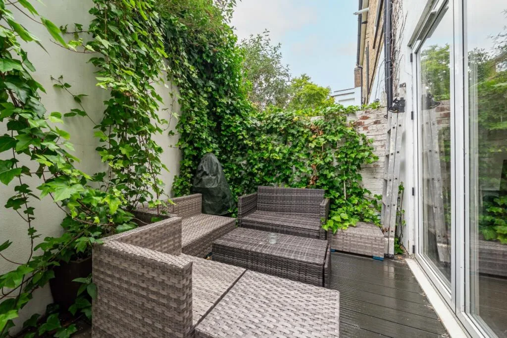 2 bedroom mews property for rent