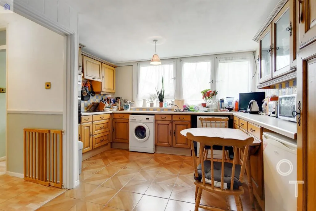 3 bedroom maisonette for rent