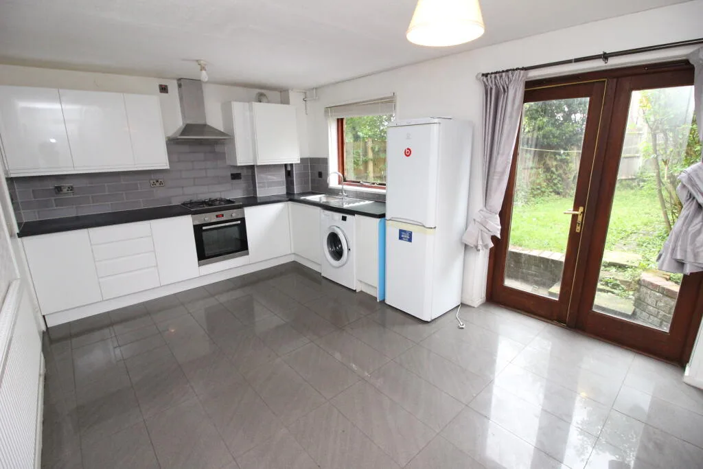 3 bedroom end of terrace house for rent
