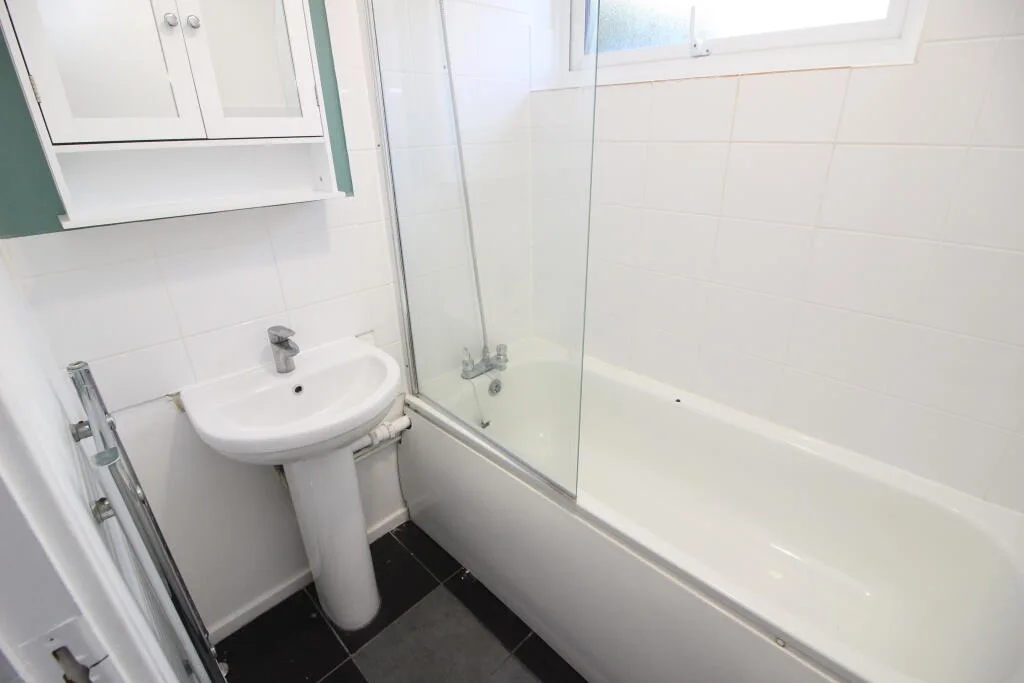 3 bedroom end of terrace house for rent