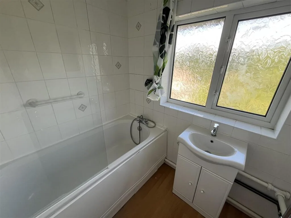 4 bedroom semi-detached house for rent