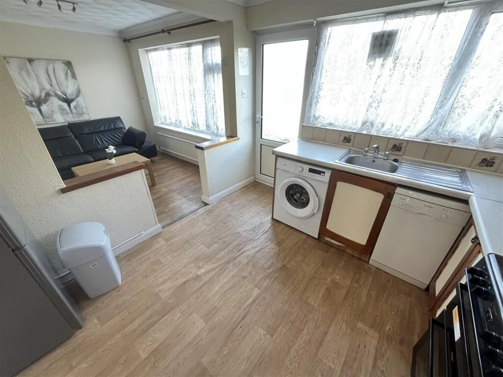 4 bedroom semi-detached house for rent