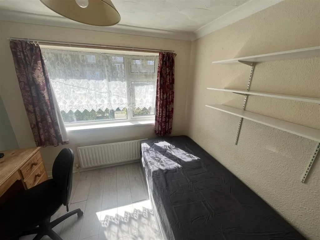 4 bedroom semi-detached house for rent