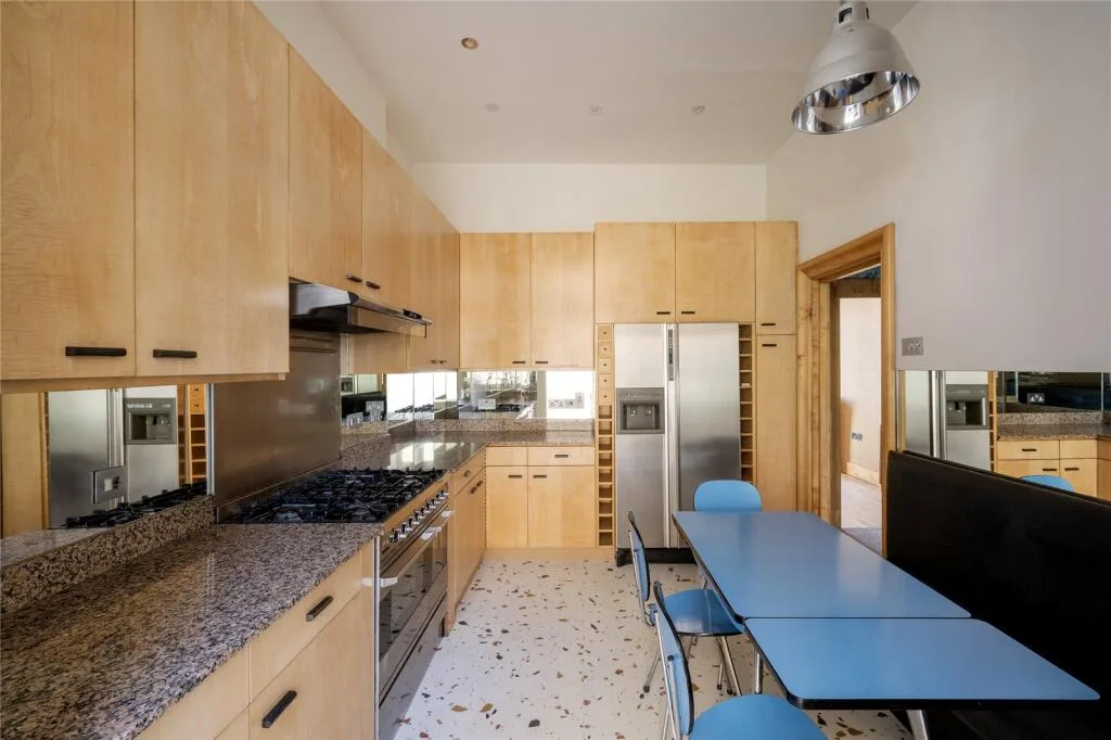3 bedroom maisonette for rent