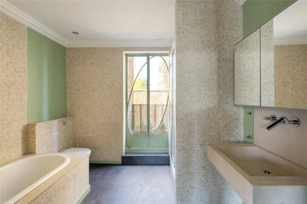 3 bedroom maisonette for rent