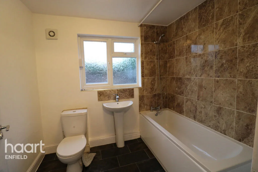3 bedroom semi-detached house for rent