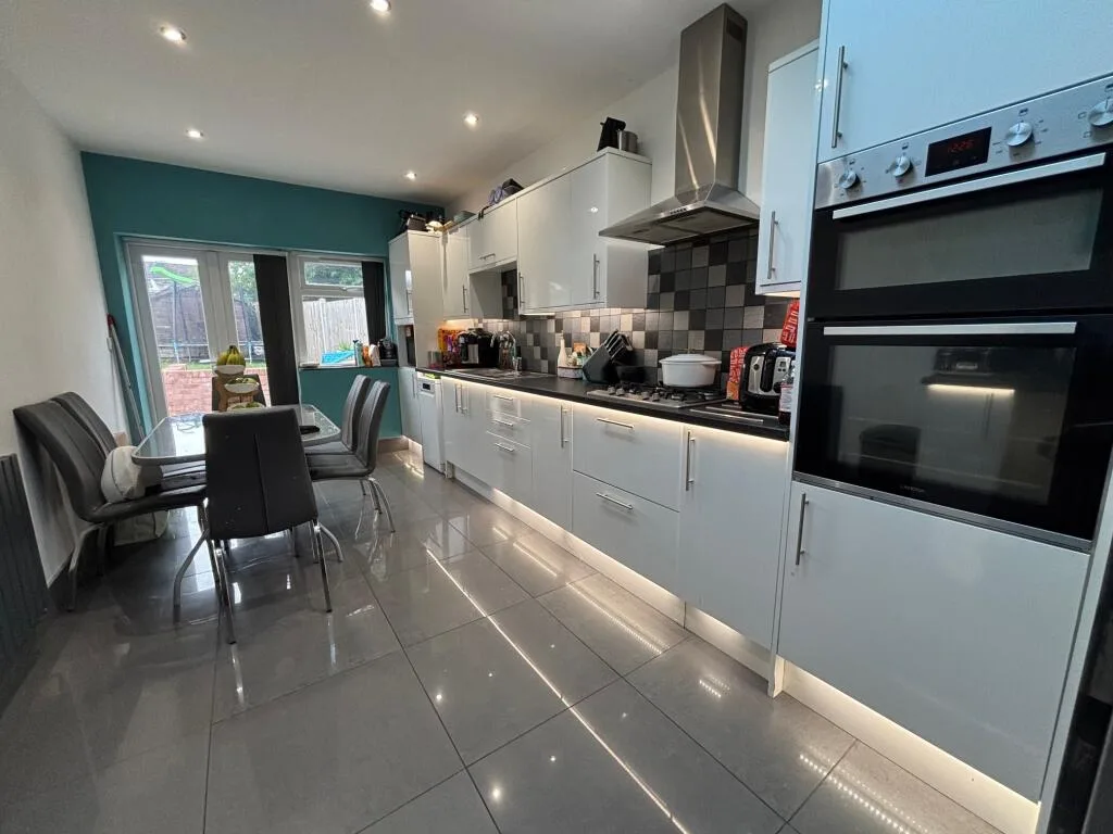5 bedroom semi-detached house for rent