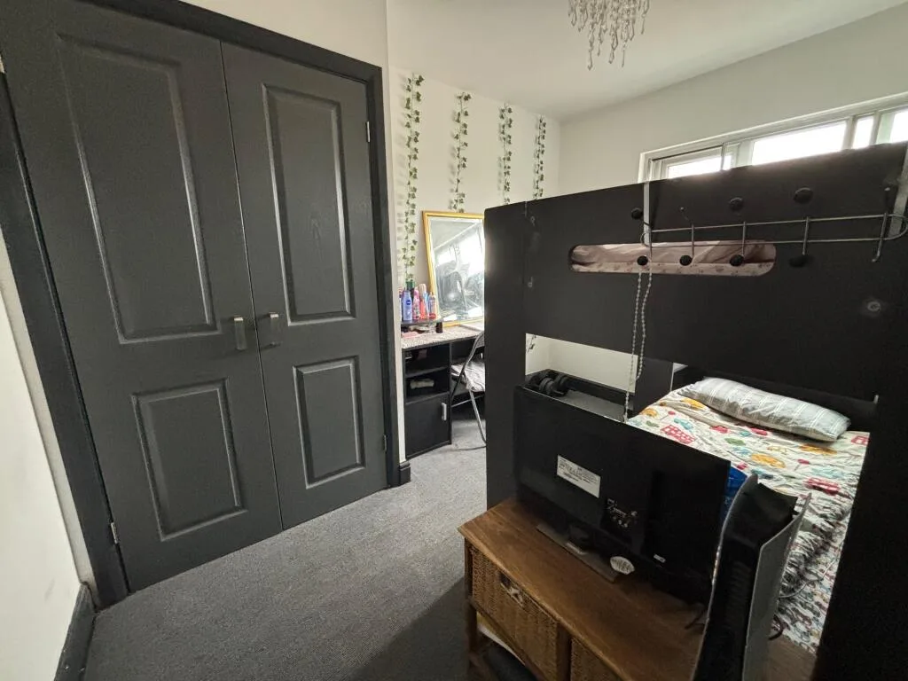 5 bedroom semi-detached house for rent