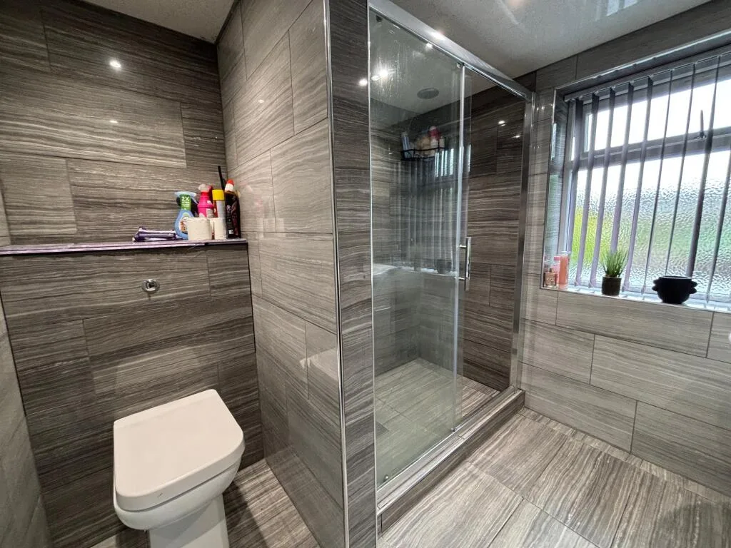 5 bedroom semi-detached house for rent