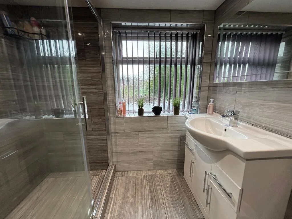 5 bedroom semi-detached house for rent