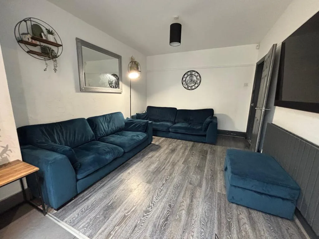 5 bedroom semi-detached house for rent