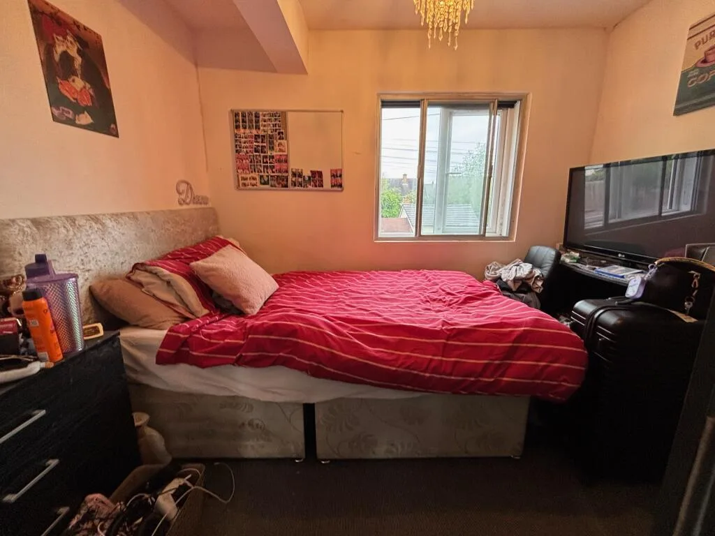 5 bedroom semi-detached house for rent