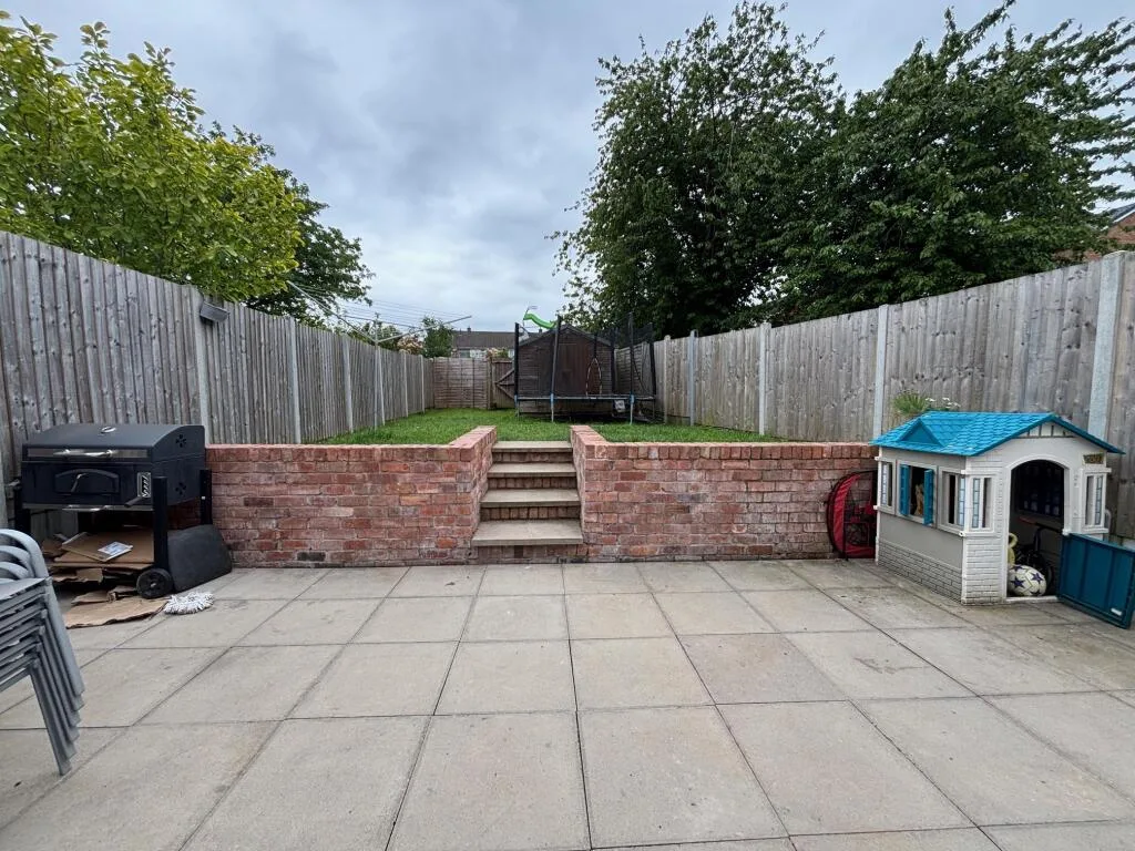 5 bedroom semi-detached house for rent