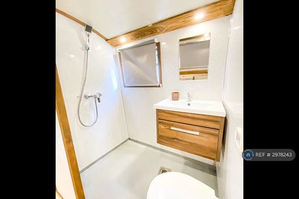 1 bedroom house boat for rent