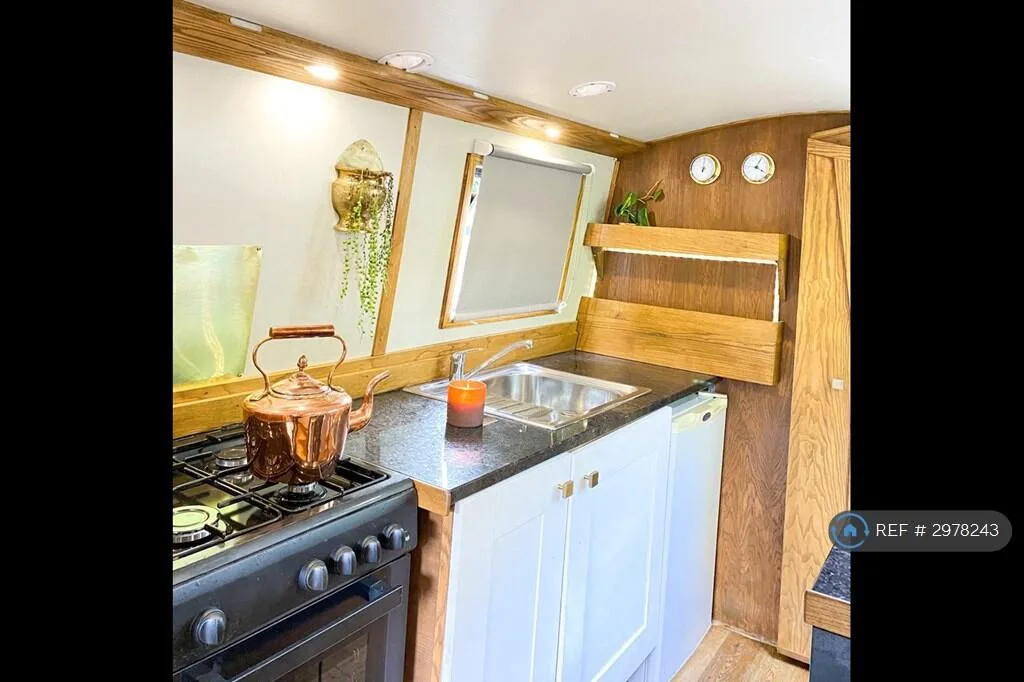 1 bedroom house boat for rent